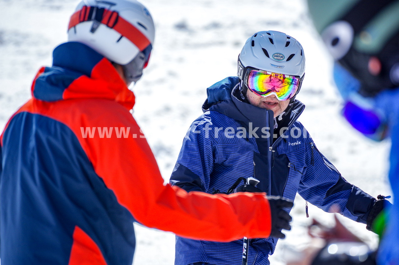 札幌国際スキー場 Mt.石井スポーツ ISHII SKI ACADEMY 校長・斉藤人之さんによる『斉藤塾』開講。本日のテーマは、「春雪！コブからスキーのたわみを楽しむ！！」(^^)v